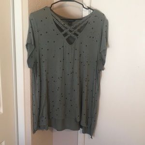 Women’s green top w/neckline detail. Size XXL